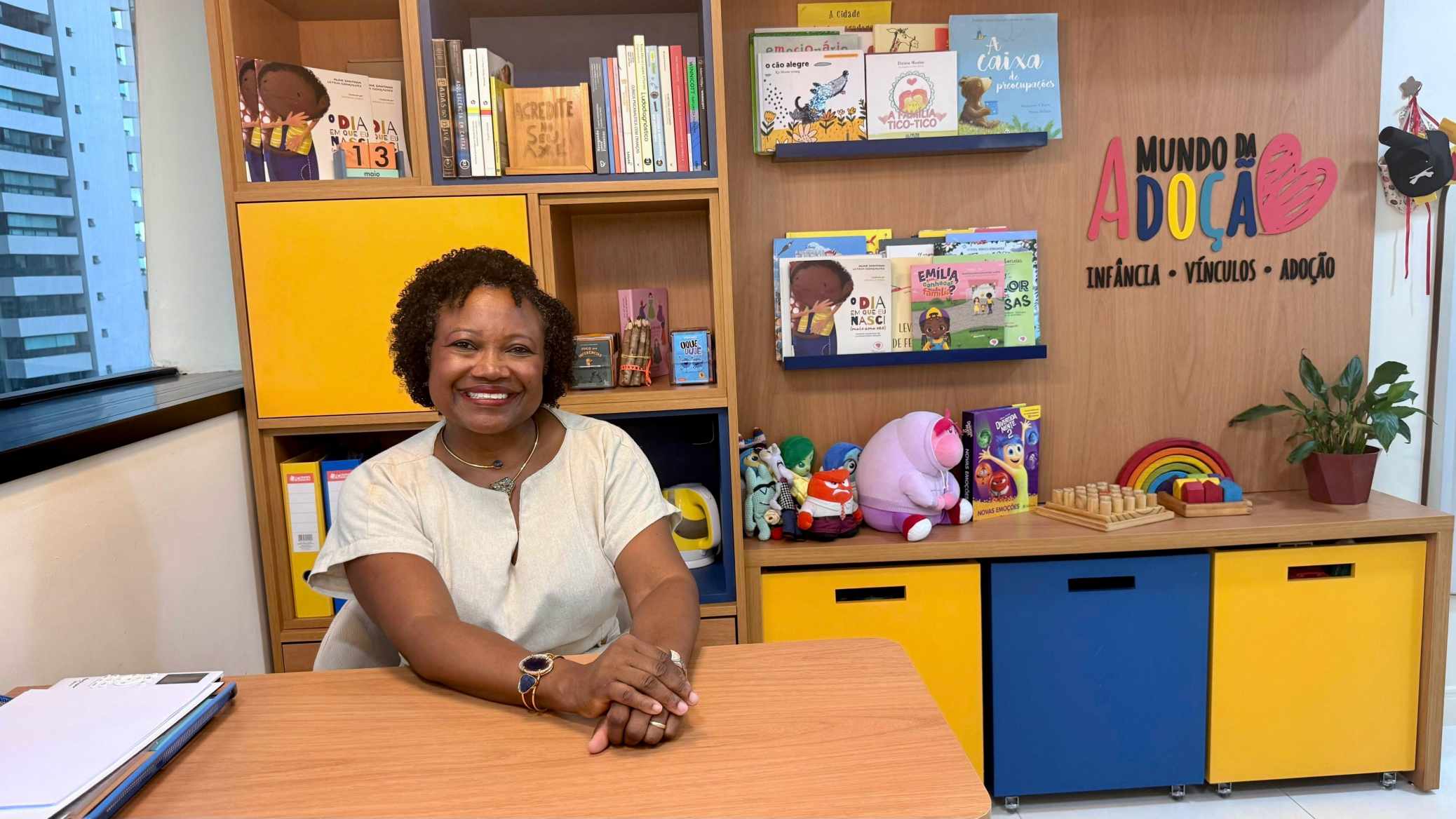 Mundo da Adoção: Psicóloga Aline Santana amplia projeto com espaço especializado em Salvador
