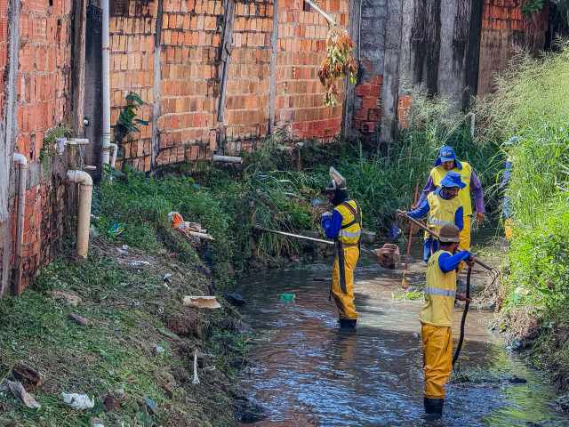 Prefeitura de Lauro intensifica limpeza do canal do Rio Goró para prevenir alagamentos em Itinga