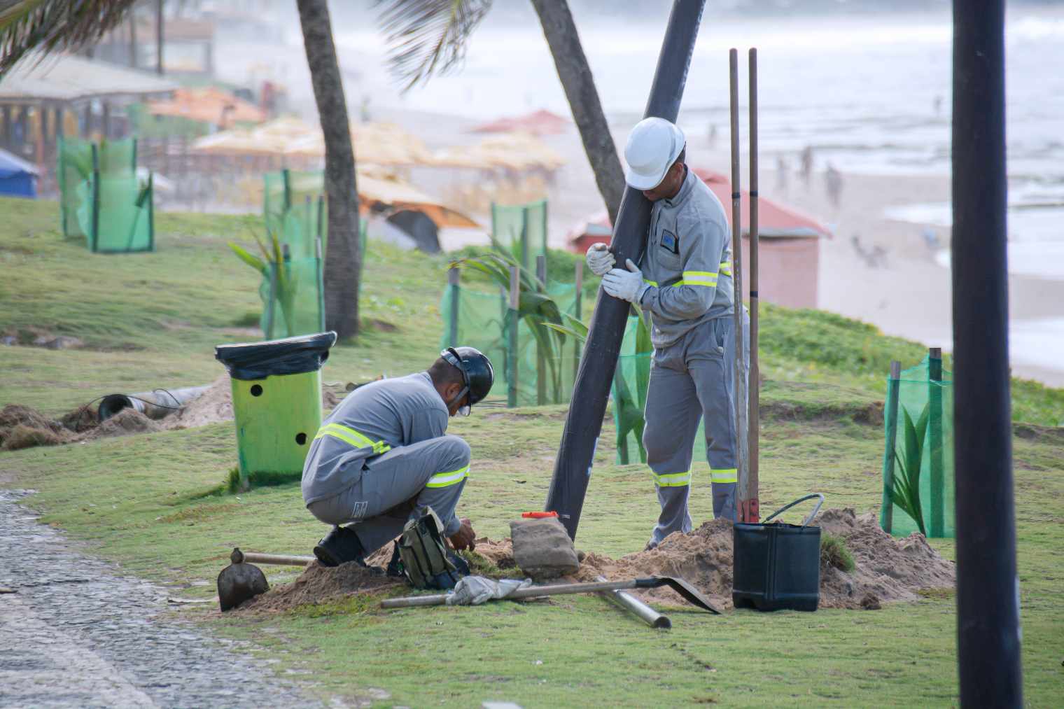 Lauro: Banho de Luz chega ao calçadão da orla com instalação de 200 novos postes