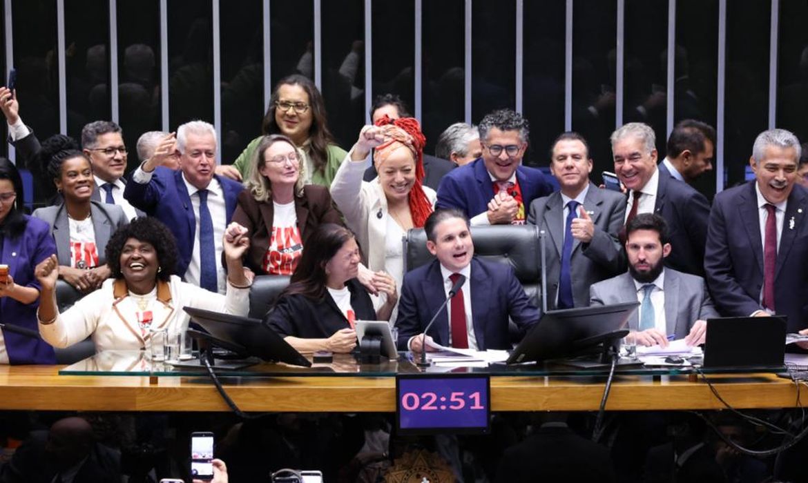 Câmara dos Deputados aprova, em dois turnos, PEC pelo fim da escala 6×1