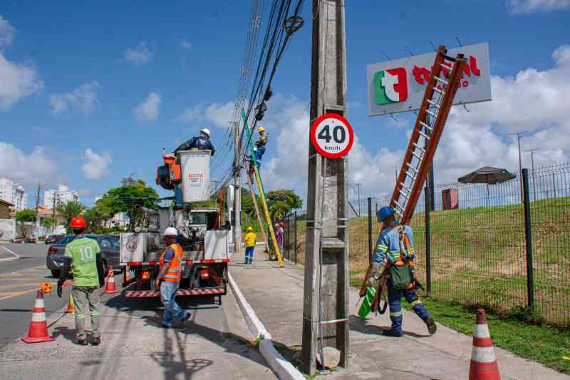 Prefeitura de Lauro realiza mais uma operação para retirada de cabos e fios irregulares nos postes