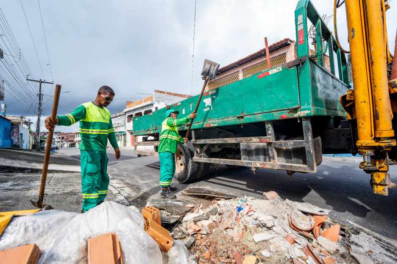 Prefeitura de Camaçari intensifica serviços públicos na região dos Phocs