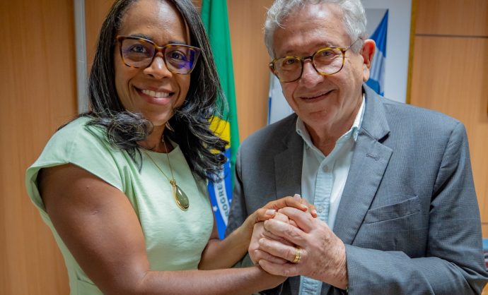 Missão internacional: Caetano transmite temporariamente comando da Prefeitura de Camaçari para Pastora Déa Santos