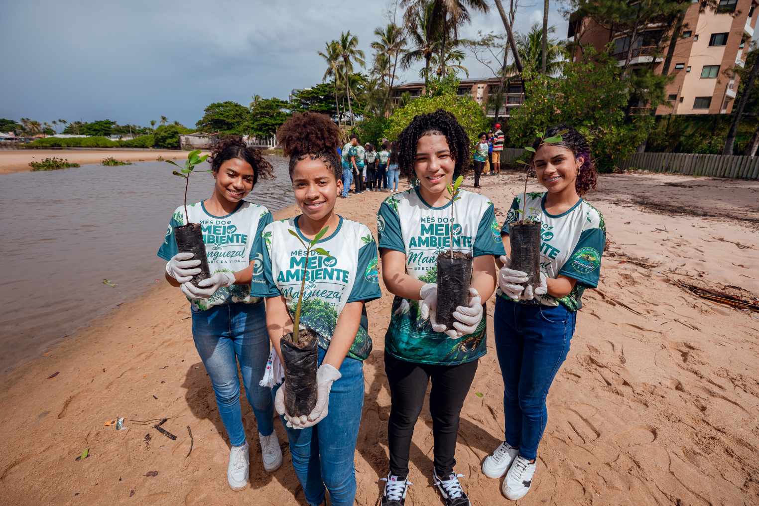 Prefeitura de Lauro abre Semana do Meio Ambiente com plantio de mangue no Rio Joanes