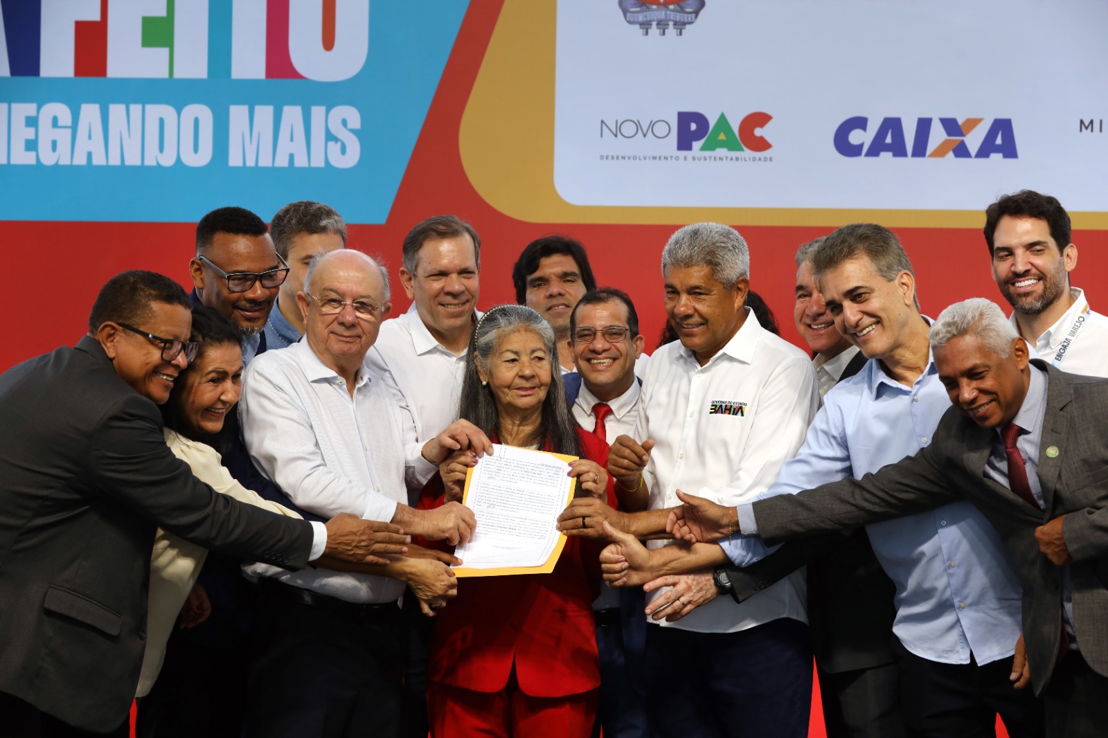 Famílias da Lagoa Grande são beneficiadas com títulos de regularização fundiária em Feira de Santana