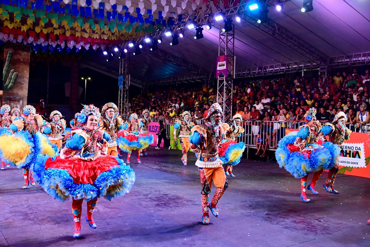 Campeonato de Quadrilhas Juninas da Bahia: Quadrilhas do grupo semi-especial animam o público em Periperi