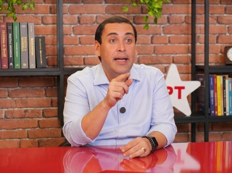 Éden responsabiliza Flávio Bolsonaro por taxação dos EUA ao Brasil: “Tariflávio”