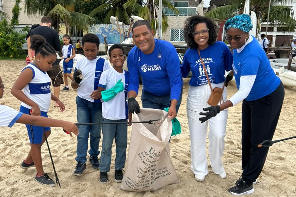 Dia Mundial dos Oceanos: Projeto Mares mobiliza estudantes em limpeza de praia na Ribeira