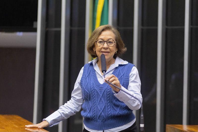 Lídice critica tentativa de Flávio Bolsonaro de derrotar pesquisas na Justiça