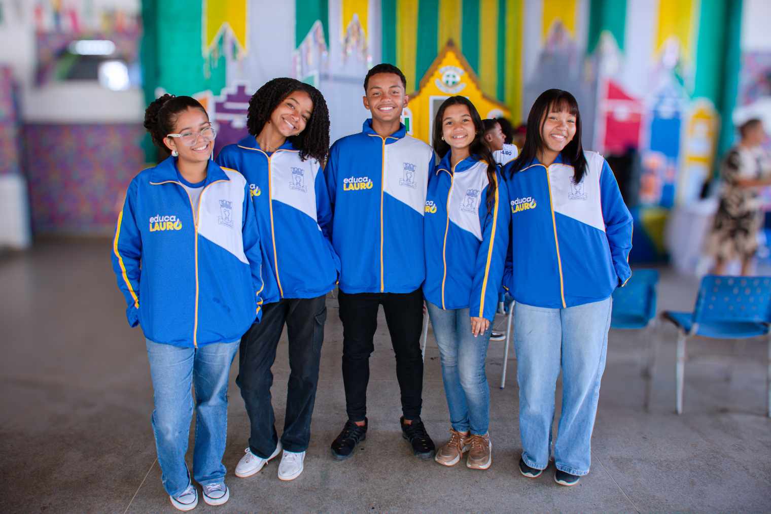 Prefeitura de Lauro entrega casacos do fardamento escolar aos estudantes